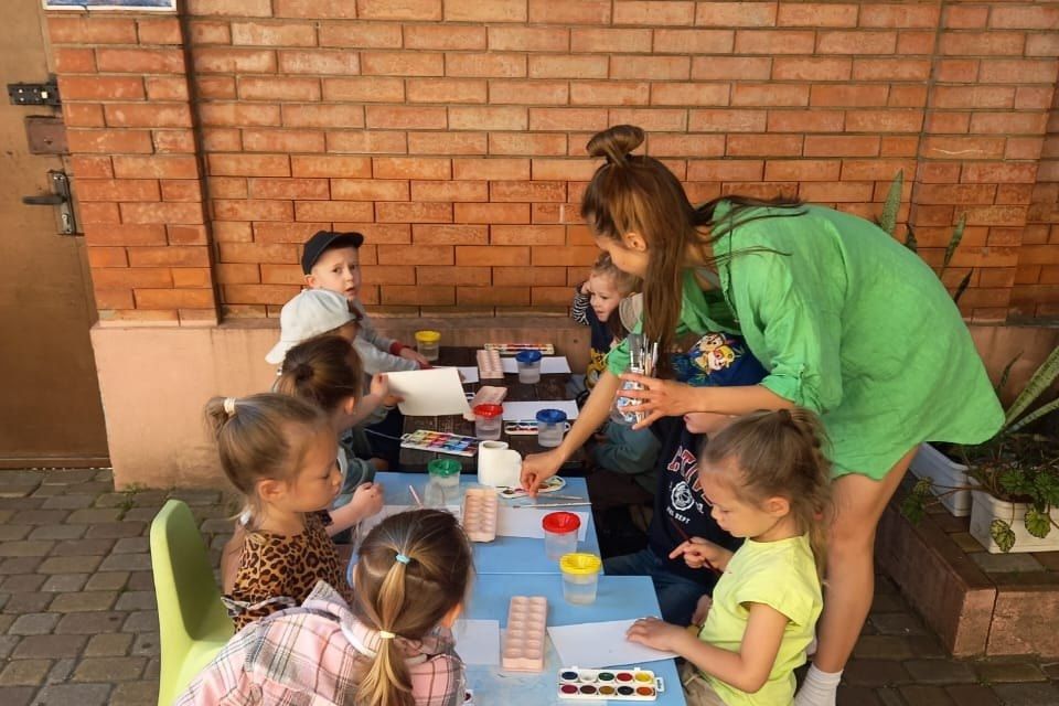 Дети занимаются во дворе центра